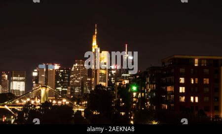 FRANKFURT AM MAIN, Deutschland 2019 Oktober 05 beleuchtete Skyline bei Nacht Frankfurt am Maine Deutschland Stockfoto