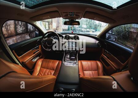 Modernes auto Luxus Innenraum mit Leder Sitze und die moderne Elektronik Stockfoto