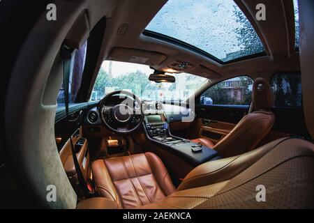 Modernes auto Luxus Innenraum mit Leder Sitze und die moderne Elektronik Stockfoto