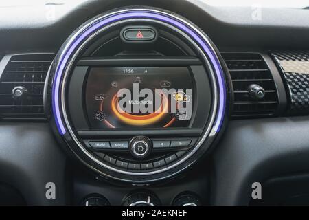 Moderne Car Multimedia System mit bunten Beleuchtung und schönen Benutzeroberfläche Stockfoto