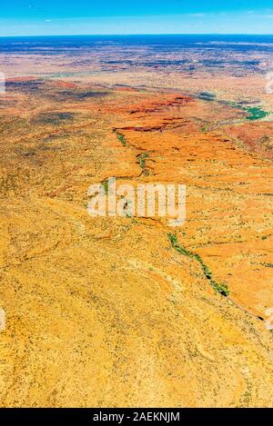 Luftaufnahme des Kings Canyon und die umliegenden George Gill reicht in der entlegenen nördlichen Gebiet im Zentrum von Australien. Stockfoto