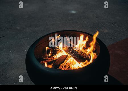 Mittelgroße helle Lagerfeuer mit gelben und orangen Flammen Stockfoto