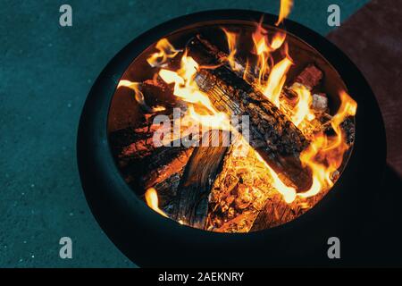 Mittelgroße helle Lagerfeuer mit gelben und orangen Flammen Stockfoto