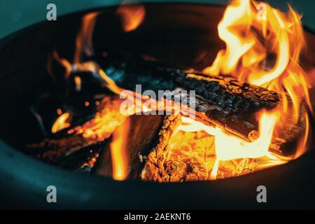 Mittelgroße helle Lagerfeuer mit gelben und orangen Flammen Stockfoto