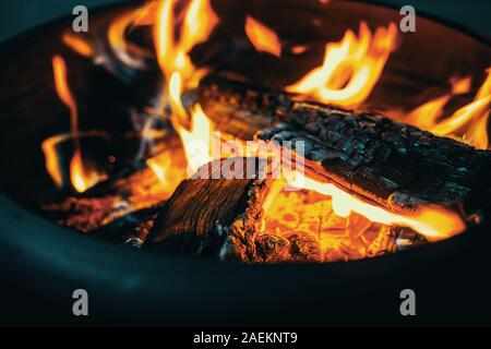 Mittelgroße helle Lagerfeuer mit gelben und orangen Flammen Stockfoto