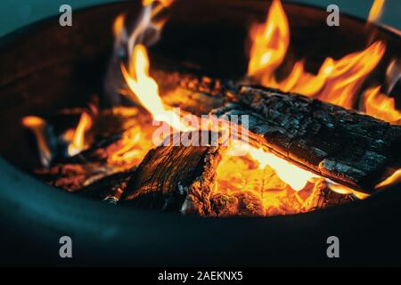 Mittelgroße helle Lagerfeuer mit gelben und orangen Flammen Stockfoto