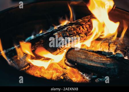 Mittelgroße helle Lagerfeuer mit gelben und orangen Flammen Stockfoto