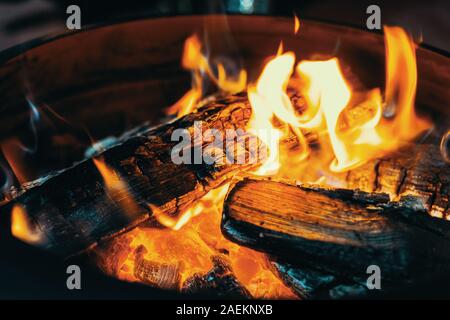 Mittelgroße helle Lagerfeuer mit gelben und orangen Flammen Stockfoto