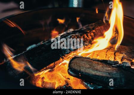 Mittelgroße helle Lagerfeuer mit gelben und orangen Flammen Stockfoto