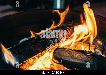 Mittelgroße helle Lagerfeuer mit gelben und orangen Flammen Stockfoto