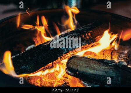 Mittelgroße helle Lagerfeuer mit gelben und orangen Flammen Stockfoto