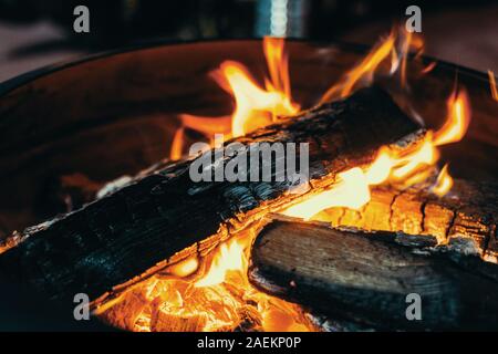 Mittelgroße helle Lagerfeuer mit gelben und orangen Flammen Stockfoto