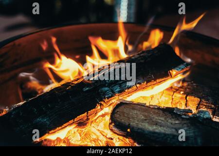 Mittelgroße helle Lagerfeuer mit gelben und orangen Flammen Stockfoto