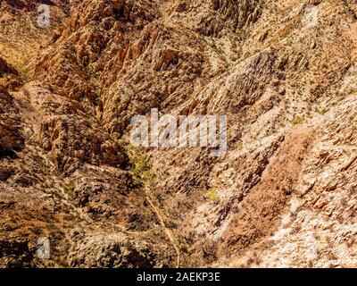 Luftaufnahme von Standley Chasm und den umliegenden West MacDonnell Ranges im abgelegenen Northern Territory nach einem Buschfeuer Anfang des Jahres. Stockfoto