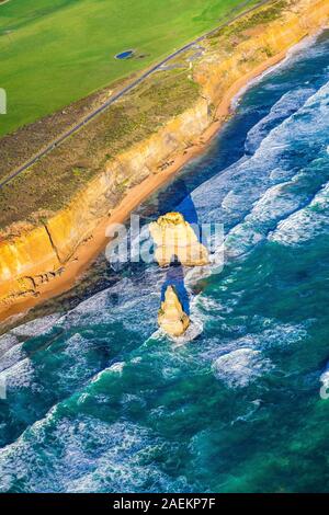 Gog und Magog Felsen sitzen von Gibson Schritte entlang der Great Ocean Road innerhalb der Zwölf Apostel Marine Park, Victoria, Australien Stockfoto