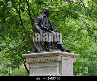 PHILADELPHIA - Mai 2019: eine Statue von fouding Vater Benjamin Franklin, auf dem Campus der Universität von Pennsylvania. Stockfoto