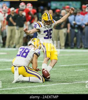 Atlanta, GA, USA. 07 Dez, 2019. LSU Ort kicker Cade York (36) versucht, ein Feld Ziel mit dem Halten des Mannschaftskameraden Zach von Rosenburg (38) bei der SEC Championship Aktion zwischen der Georgia Bulldogs und die LSU Tiger bei der Mercedes Benz Stadion in Atlanta, GA. Jonathan Mailhes/CSM/Alamy leben Nachrichten Stockfoto