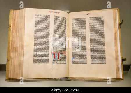 Gutenberg Bibel auf permanment Anzeige an der Bibliothek des Kongresses in Washington, DC. Diese Bibel, mit beweglichen Metall-lettern auf Pergament in Mainz gedruckt, Stockfoto