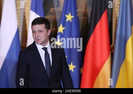 Paris, Frankreich. 9 Dez, 2019. Der Präsident der Ukraine Volodymyr Zelensky besucht "Normandie vier Gipfel in Paris, Frankreich, Dez. 9, 2019. Die Ukraine und Russland auf eine volle und umfassende Umsetzung des Waffenstillstands in der östlichen Ukraine vor Ende 2019 vereinbart, der Führer der Russischen Föderation, der Ukraine, Frankreich und Deutschland in Paris am Montag abend nach ihren Vorträgen "Normandie vier Gipfel". Credit: Gao Jing/Xinhua/Alamy leben Nachrichten Stockfoto