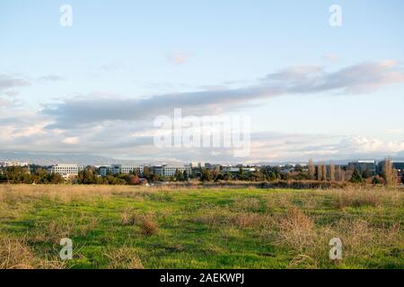 Blick auf Sunnyvale, Silicon Valley vom San Francisco Bay Trail aus, der Büroblöcke mit Bergen am Horizont zeigt Stockfoto