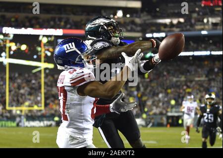 Philadelphia, USA. 09 Dez, 2019. Philadelphia Eagles cornerback Jalen Mühlen (31) Bricht ein Pass für die New York Giants wide receiver Sterling Shepard (87) in der ersten Hälfte am Lincoln Financial Field in Philadelphia am Dez. 9, 2019. Foto von Derik Hamilton/UPI Quelle: UPI/Alamy leben Nachrichten Stockfoto