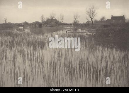 A Rushy Shore, 1886 von Peter Henry Emerson, ist ein fotografisches Bild, das eine Küstenlinie mit hohen Sträuchern, Wasser, fernem Land und Himmel zeigt und die naturalistische Landschaftsfotografie des späten 19. Jahrhunderts illustriert. Stockfoto