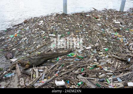 Belgrad, SERBIEN-19 Jun 2019 - Blick auf den Müll, Schutt, Geröll und alten Plastikflaschen schwimmt auf der Donau in Belgrad, Serbien. Stockfoto