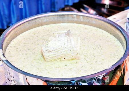 Bathua Raita, ein gesundes und erfrischendes Rezept von BATHUA (schisandra Blätter) & Quark gemildert mit milden Gewürzen; ein leicht & lecker Quark Rezept co Stockfoto