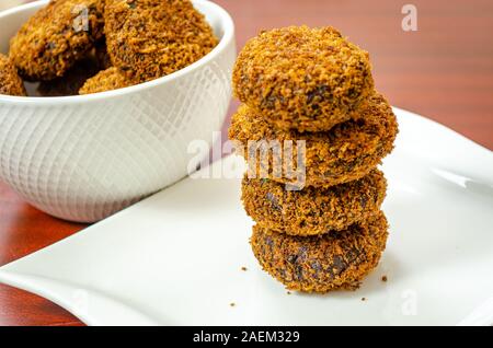 Ein Stapel von Rindfleisch Koteletts mit mehr Schnitzel in eine Schüssel im Hintergrund Stockfoto