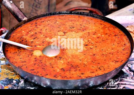 Blick von oben auf die gebratenen Daal makhani traditionelles Mittagessen oder Abendessen in die Nordindische Küche. Stockfoto