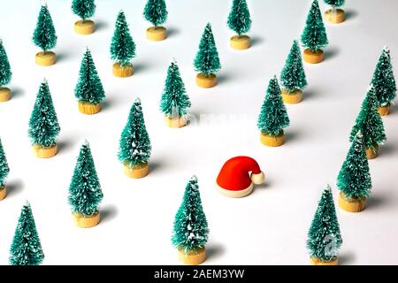 Weihnachten Muster mit Pinien und kleinen Gummi Santa Claus hat. Winter, Weihnachten, Neujahr Konzept. Stockfoto