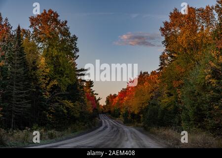 Einen schönen Bergstraße im Herbst Stockfoto