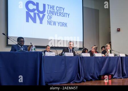 New York, USA. 9 Dez, 2019. CUNY Kuratorium. Mitglieder der Universität Student Senat, CUNY Studenten, Dozenten und Angestellten haben ihre Stimmen an der CUNY Kuratorium gehört öffentliche Anhörung bei Lehman College am 9. Dezember 2019 forderten ein Ende zu $ 200 Studiengebühren Wanderung und einen Health 120 $'& wellness Gebühr'' vorgeschlagen, insgesamt in ein $ 320 Studiengebühren pro Jahr zu setzen. Credit: Erik McGregor/ZUMA Draht/Alamy leben Nachrichten Stockfoto