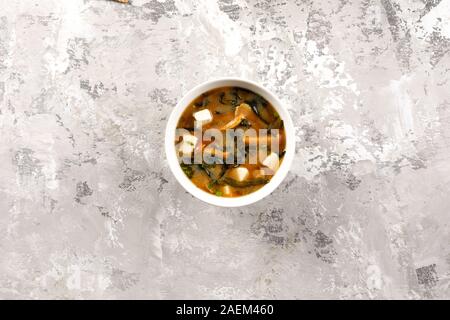 Japanisches Essen. Miso Suppe mit Algen, Pilzen und Tofu. Isoliert. Auf einer Textur Hintergrund. Stockfoto