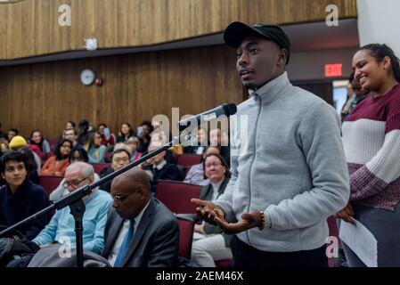 New York, USA. 9 Dez, 2019. Mitglieder der Universität Student Senat, CUNY Studenten, Dozenten und Angestellten haben ihre Stimmen an der CUNY Kuratorium gehört öffentliche Anhörung bei Lehman College am 9. Dezember 2019 forderten ein Ende zu $ 200 Studiengebühren Wanderung und einen Health 120 $'& wellness Gebühr'' vorgeschlagen, insgesamt in ein $ 320 Studiengebühren pro Jahr zu setzen. Credit: Erik McGregor/ZUMA Draht/Alamy leben Nachrichten Stockfoto