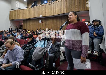 New York, USA. 9 Dez, 2019. Mitglieder der Universität Student Senat, CUNY Studenten, Dozenten und Angestellten haben ihre Stimmen an der CUNY Kuratorium gehört öffentliche Anhörung bei Lehman College am 9. Dezember 2019 forderten ein Ende zu $ 200 Studiengebühren Wanderung und einen Health 120 $'& wellness Gebühr'' vorgeschlagen, insgesamt in ein $ 320 Studiengebühren pro Jahr zu setzen. Credit: Erik McGregor/ZUMA Draht/Alamy leben Nachrichten Stockfoto