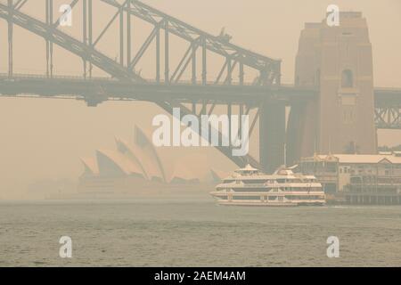 Sydney, Australien. 10 Dez 19. Mehrere Brände in NSW haben eine schwere Rauch Dunst über die Stadt Sydney. Stockfoto