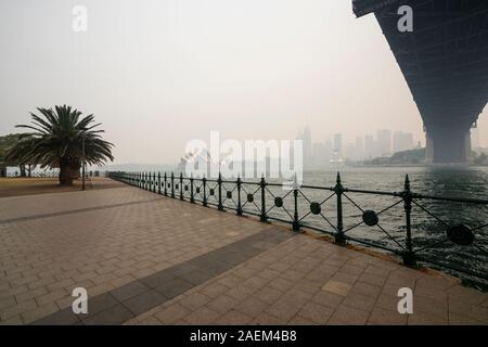 Sydney, Australien. 10 Dez 19. Mehrere Brände in NSW haben eine schwere Rauch Dunst über die Stadt Sydney. Stockfoto