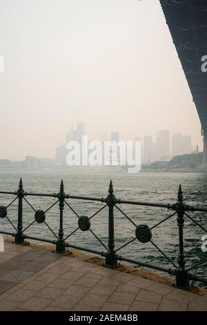 Sydney, Australien. 10 Dez 19. Mehrere Brände in NSW haben eine schwere Rauch Dunst über die Stadt Sydney. Stockfoto