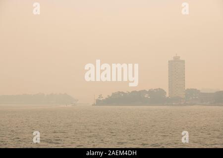 Sydney, Australien. 10 Dez 19. Mehrere Brände in NSW haben eine schwere Rauch Dunst über die Stadt Sydney. Stockfoto