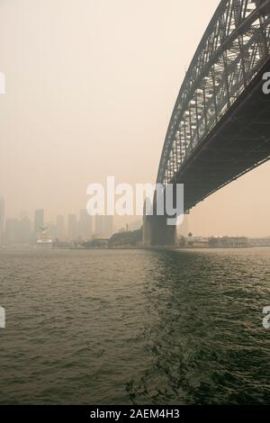Sydney, Australien. 10 Dez 19. Mehrere Brände in NSW haben eine schwere Rauch Dunst über die Stadt Sydney. Stockfoto