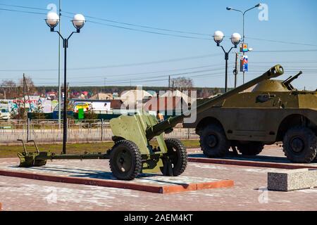 Leninsk Kuznetsk, Russland - 05.03.2019: Militärische Ausrüstung auf dem Denkmal zu Ehren der Erinnerung an den Krieg, Panzer und Geschütze auf einem klaren Sommer da Stockfoto