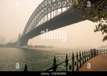 Sydney, Australien. 10 Dez 19. Mehrere Brände in NSW haben eine schwere Rauch Dunst über die Stadt Sydney. Stockfoto