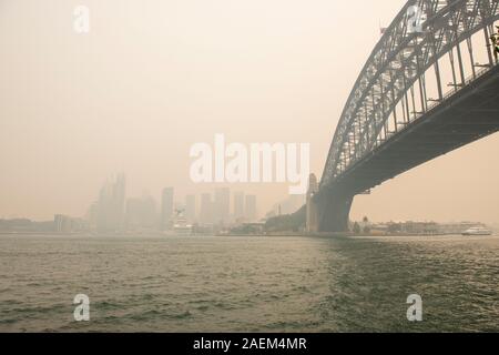 Sydney, Australien. 10 Dez 19. Mehrere Brände in NSW haben eine schwere Rauch Dunst über die Stadt Sydney. Stockfoto