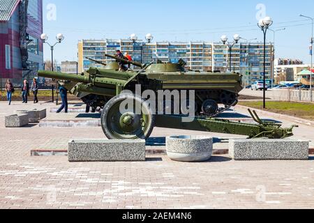 Leninsk Kuznetsk, Russland - 05.03.2019: Militärische Ausrüstung auf dem Denkmal zu Ehren der Erinnerung an den Krieg, Panzer und Geschütze auf einem klaren Sommer da Stockfoto