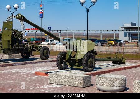 Leninsk Kuznetsk, Russland - 05.03.2019: Militärische Ausrüstung auf dem Denkmal zu Ehren der Erinnerung an den Krieg, Panzer und Geschütze auf einem klaren Sommer da Stockfoto