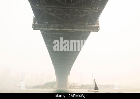 Sydney, Australien. 10 Dez 19. Mehrere Brände in NSW haben eine schwere Rauch Dunst über die Stadt Sydney. Stockfoto
