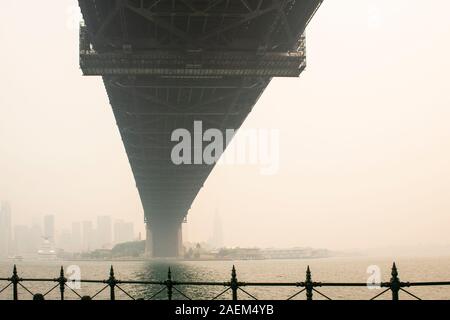 Sydney, Australien. 10 Dez 19. Mehrere Brände in NSW haben eine schwere Rauch Dunst über die Stadt Sydney. Stockfoto