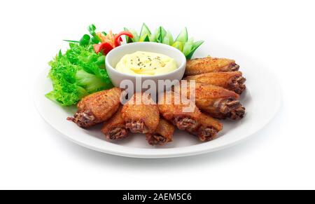 Fried Chicken Wing Thai Food Gericht serviert Cheesy Mayonage Soße dekorieren geschnitztes Gemüse Gurken und Paprika stil Seitenansicht Stockfoto