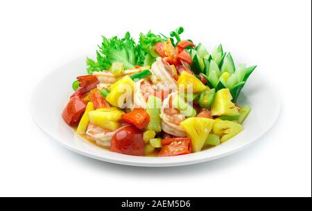 Rühren Gebratene Garnelen mit Gemüse in süß-saurer Sauce asiatische Küche Teller Stil dekorieren geschnitzten Gurke und Chili peppes Seitenansicht Stockfoto